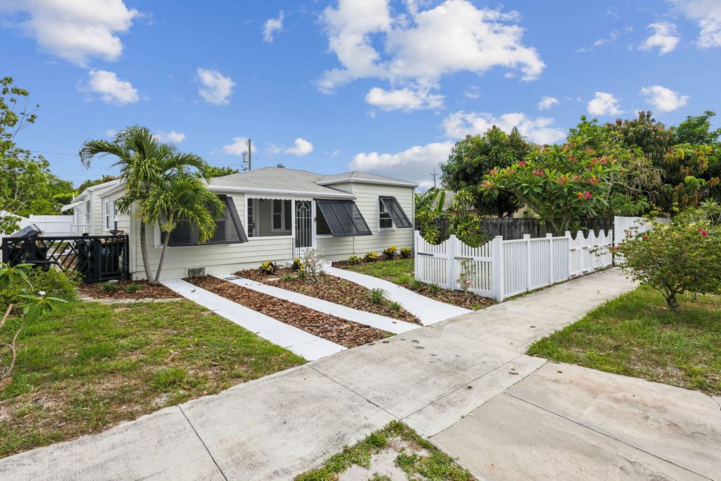Photo of 1408 Crestwood Boulevard, Lake Worth Beach, FL 33460 (MLS # R11001210)