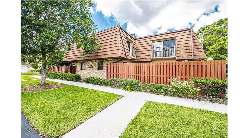 Photo of 1302 Nebraska Avenue #6, Fort Pierce, FL 34950 (MLS # R11094255)