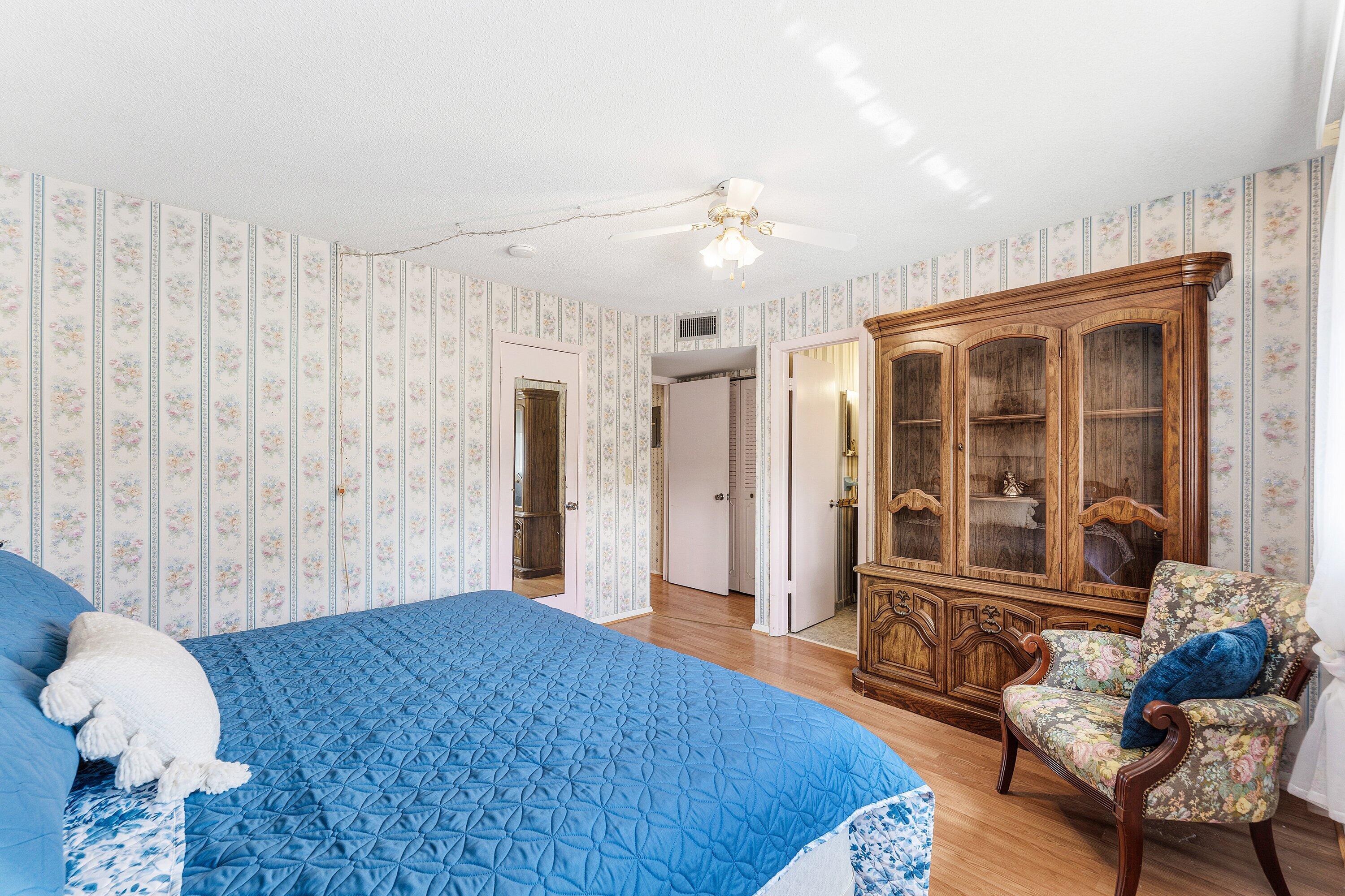 VILLAGE ROYALE CONDO 4 - Residential