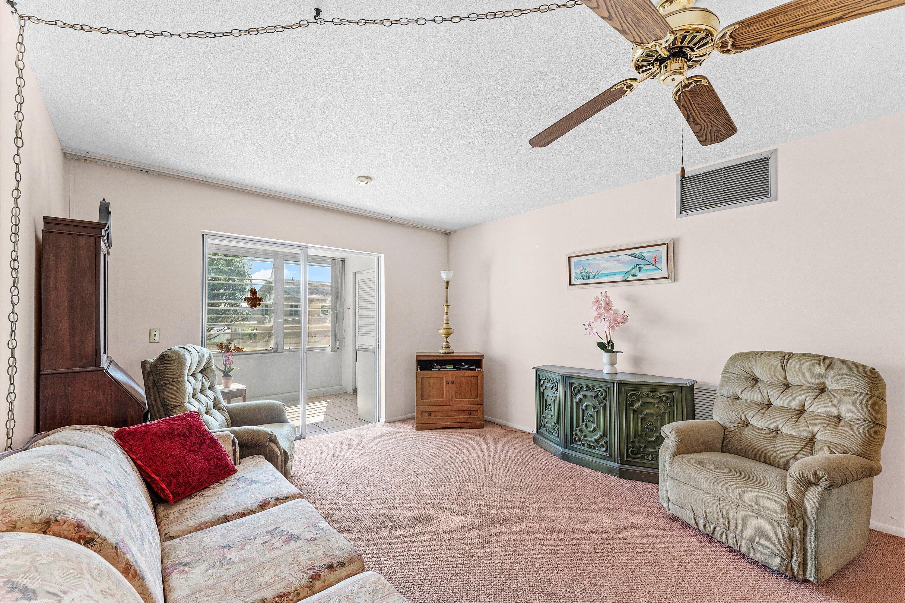 VILLAGE ROYALE CONDO 4 - Residential