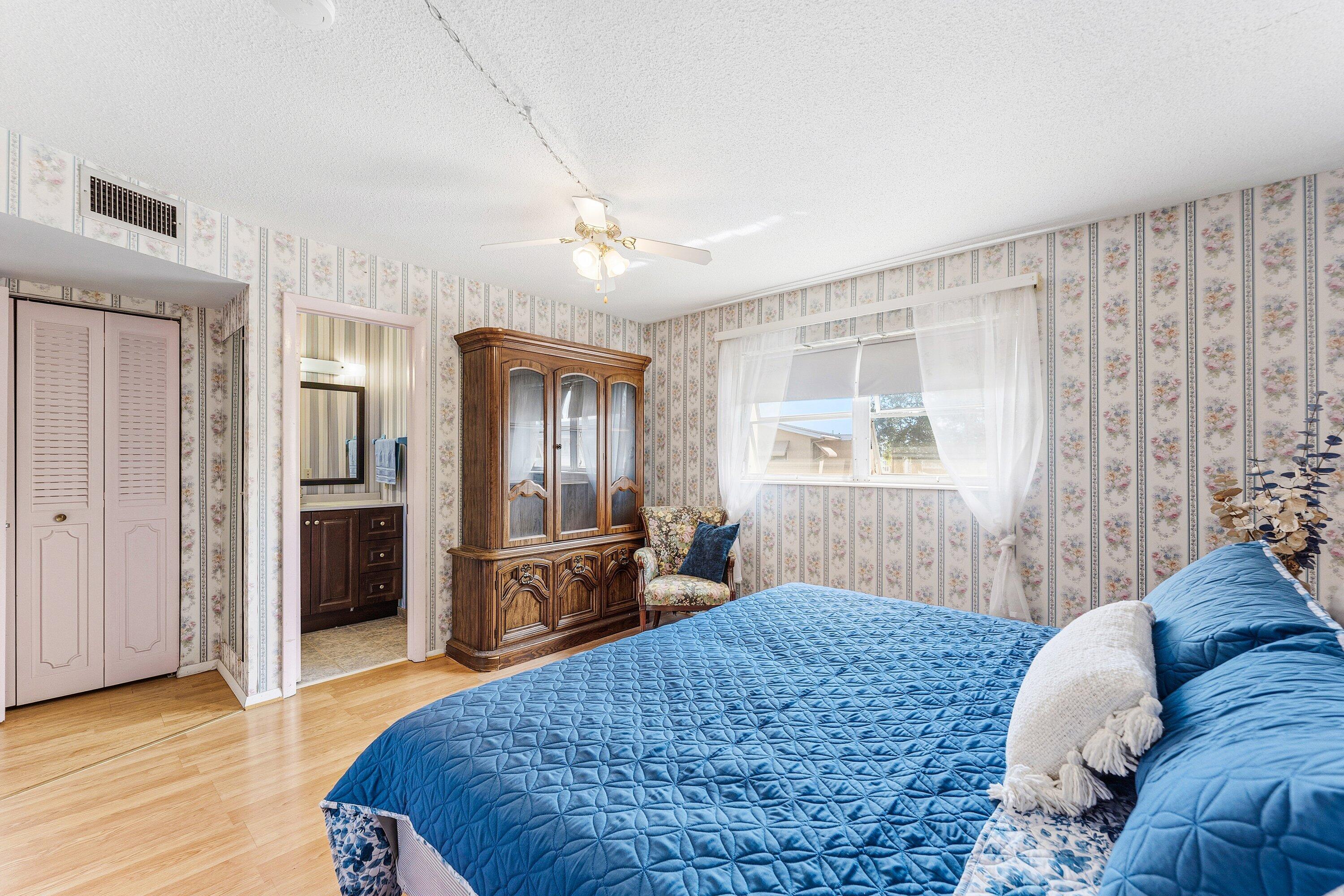 VILLAGE ROYALE CONDO 4 - Residential