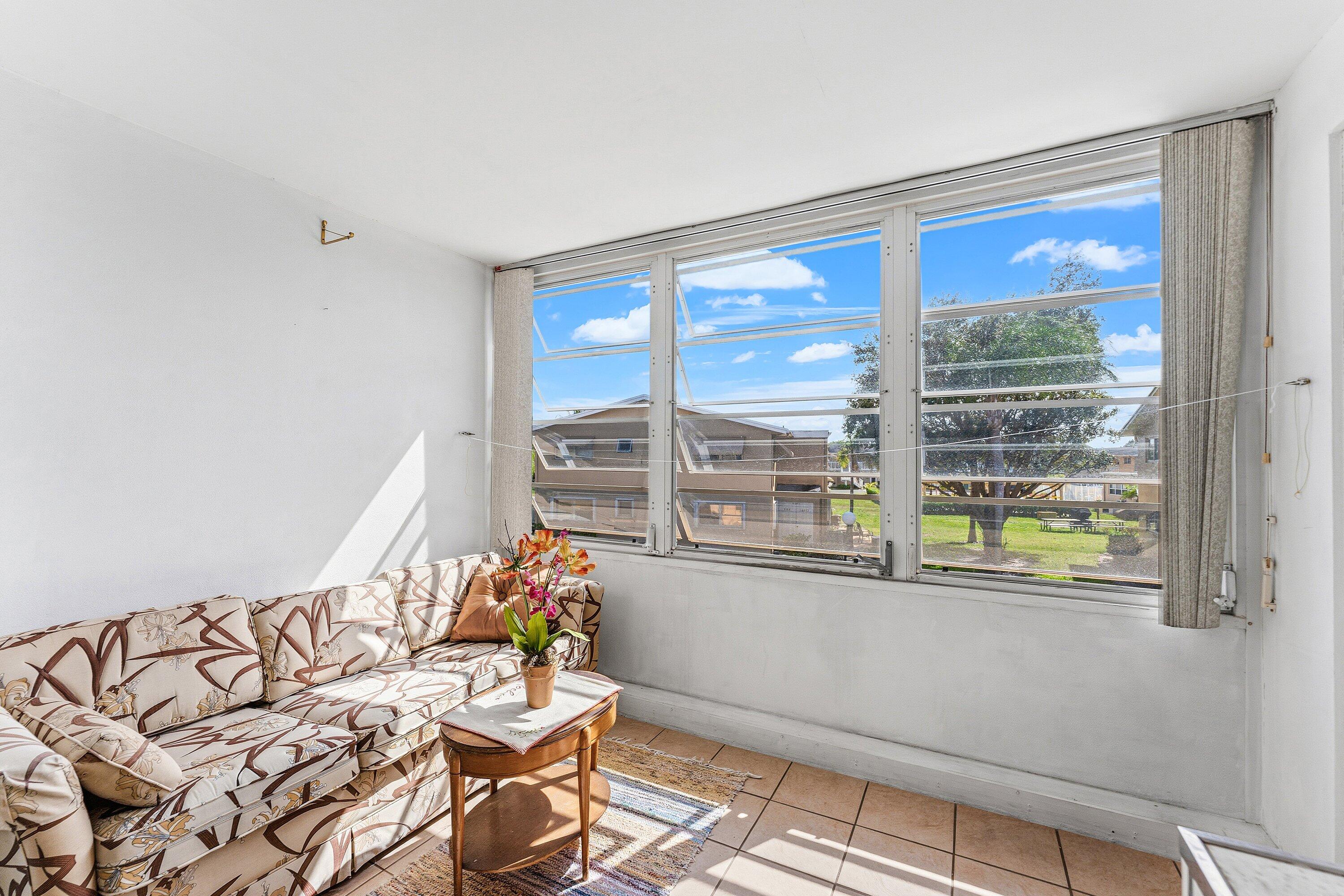 VILLAGE ROYALE CONDO 4 - Residential