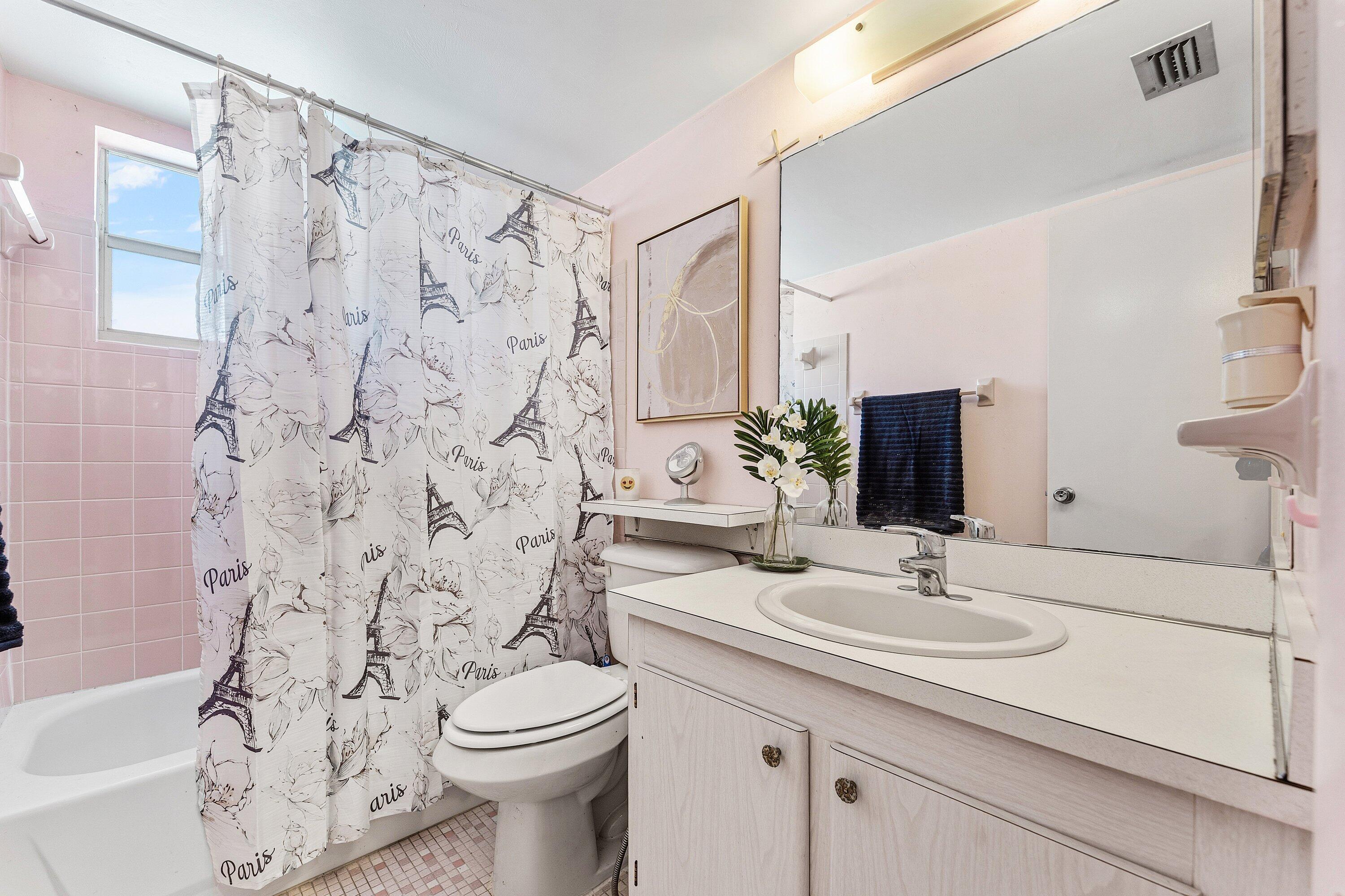 VILLAGE ROYALE CONDO 4 - Residential