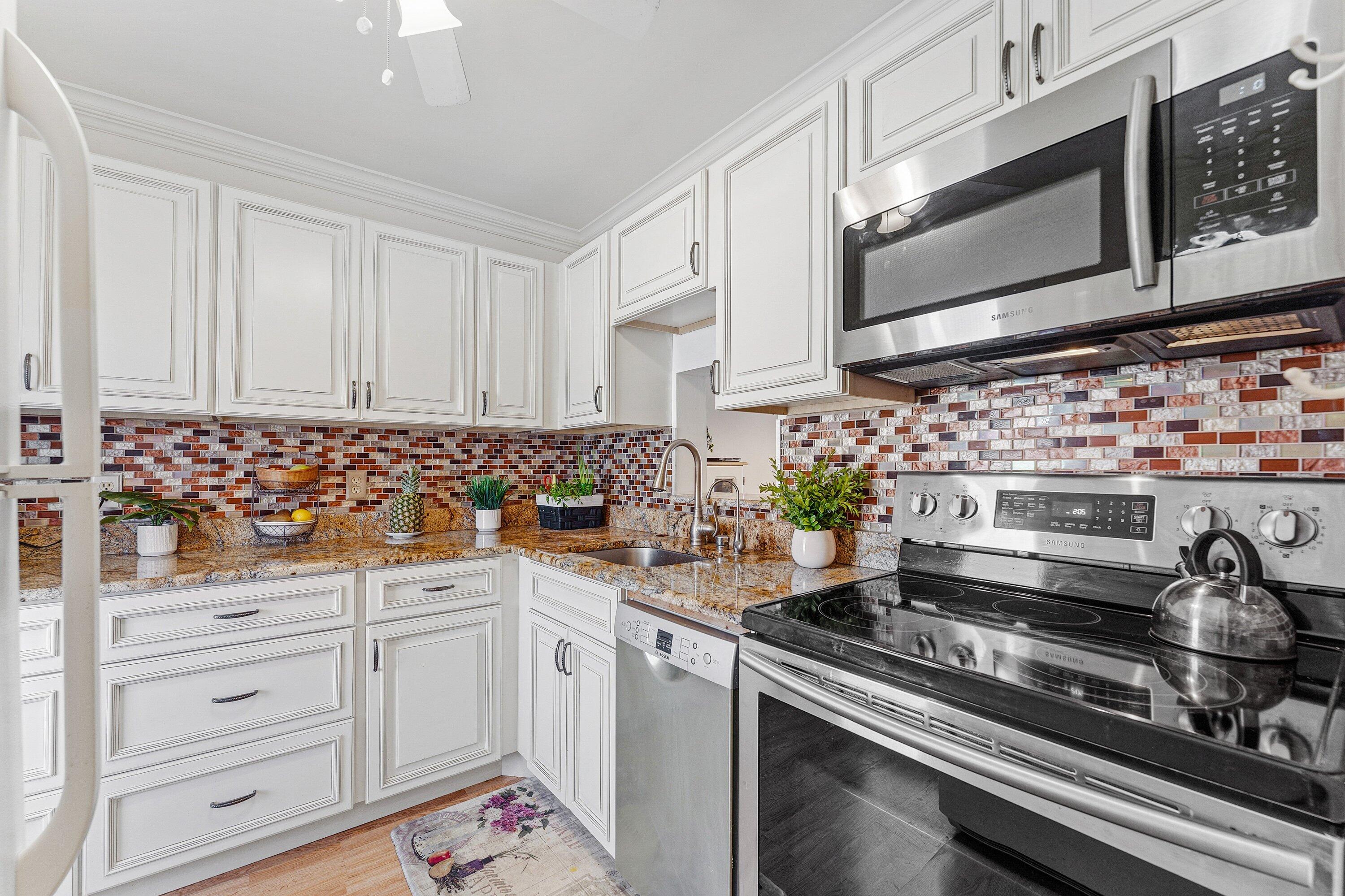 VILLAGE ROYALE CONDO 4 - Residential