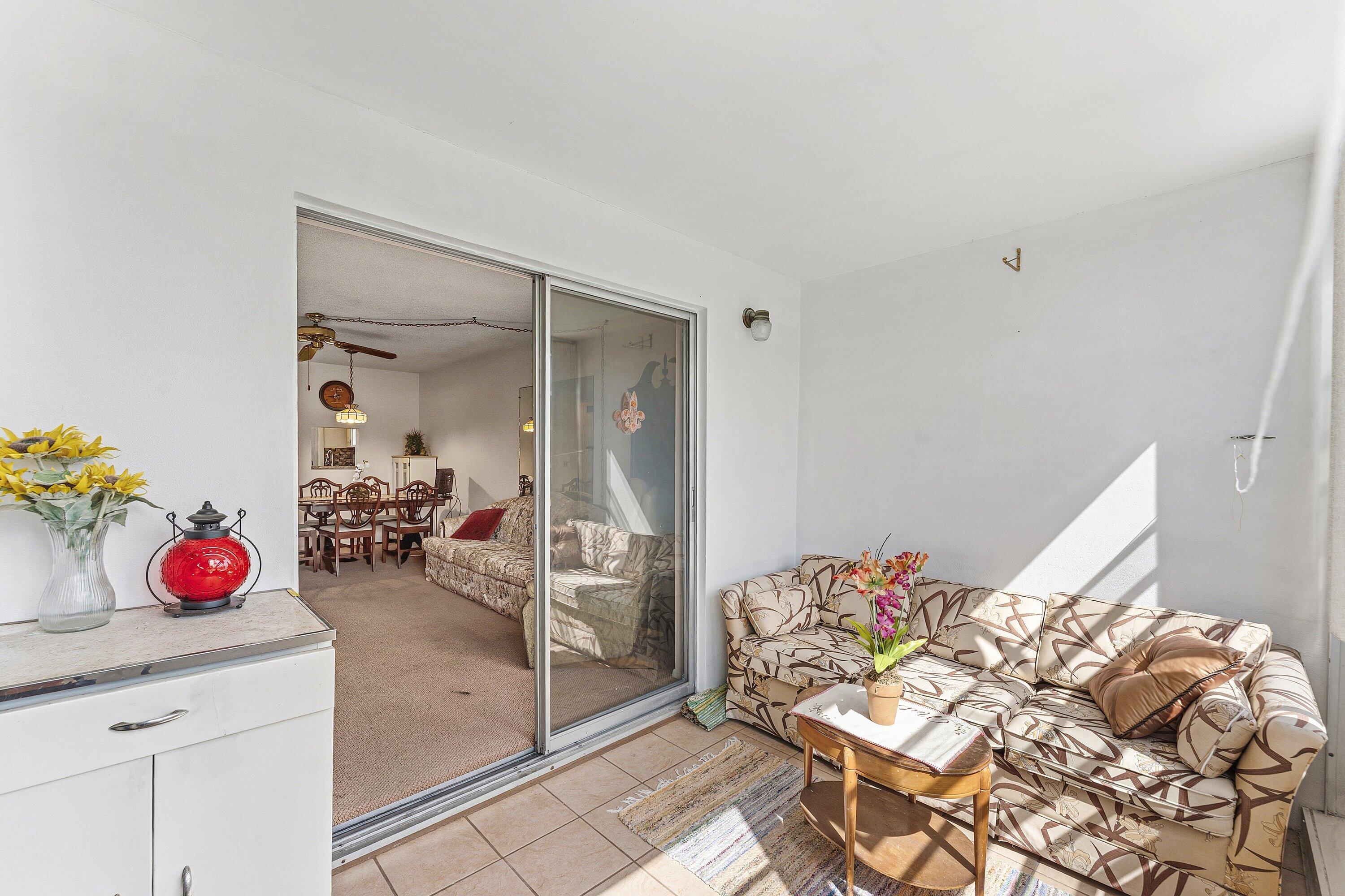 VILLAGE ROYALE CONDO 4 - Residential