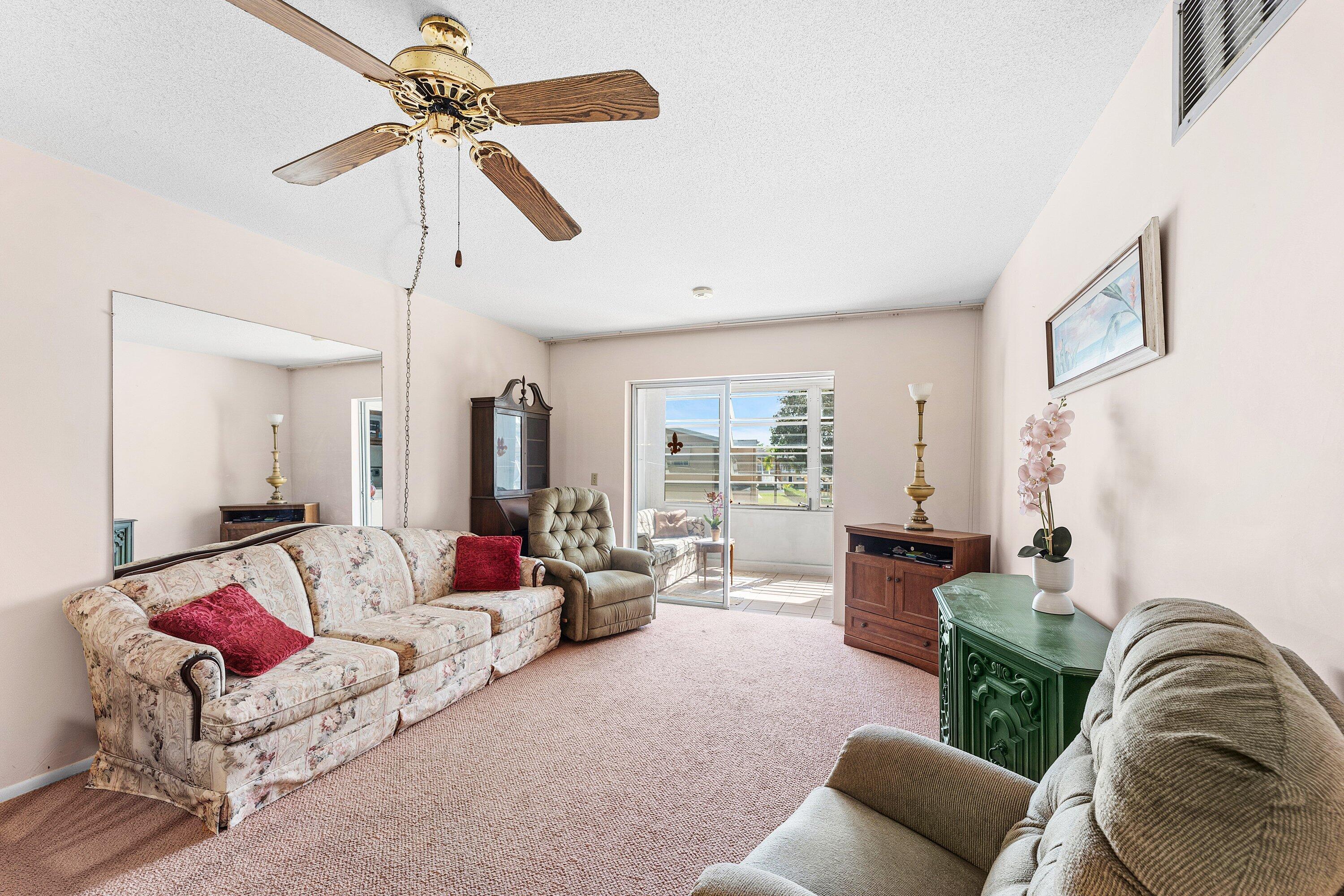 VILLAGE ROYALE CONDO 4 - Residential