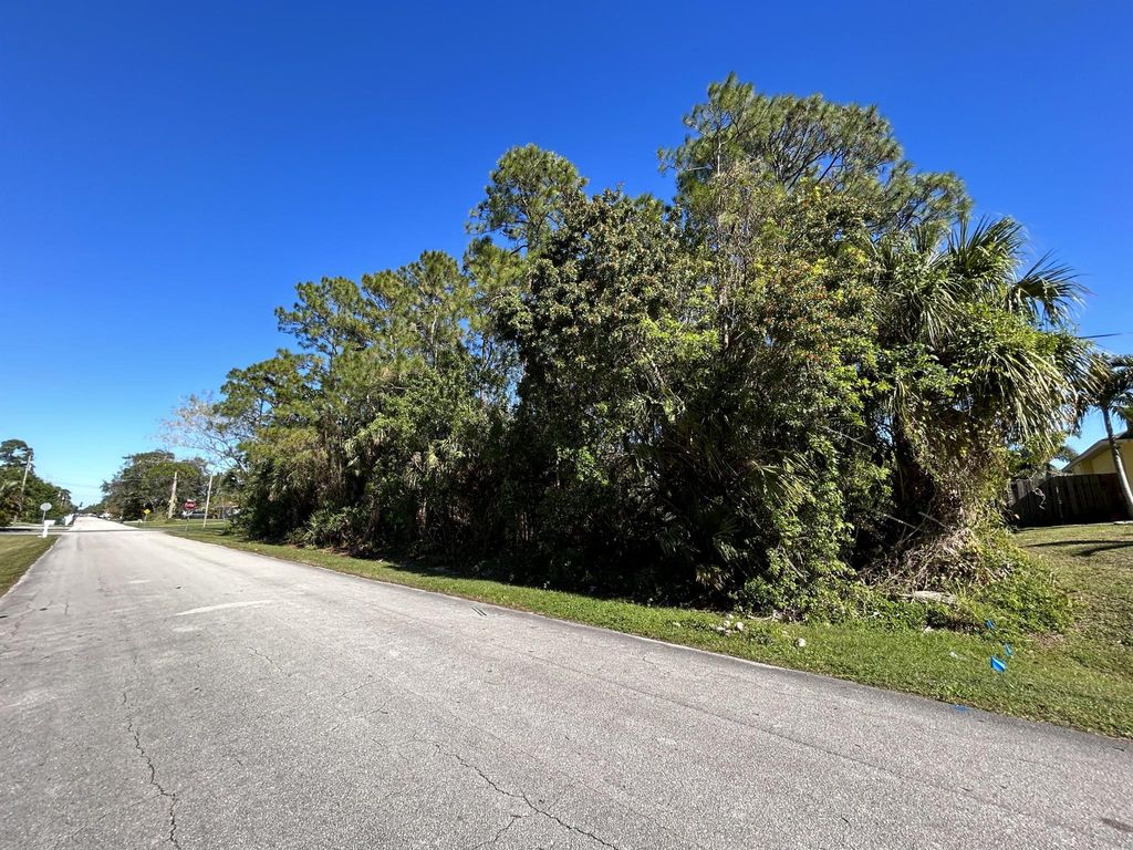 Photo of 5906 Hickory Drive, Fort Pierce, FL 34982 (MLS # R10858517)