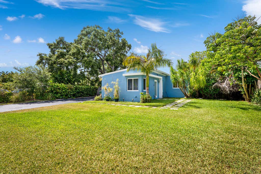 Photo of 3305 SW 15th Street, Fort Lauderdale, FL 33312 (MLS # B26060694)