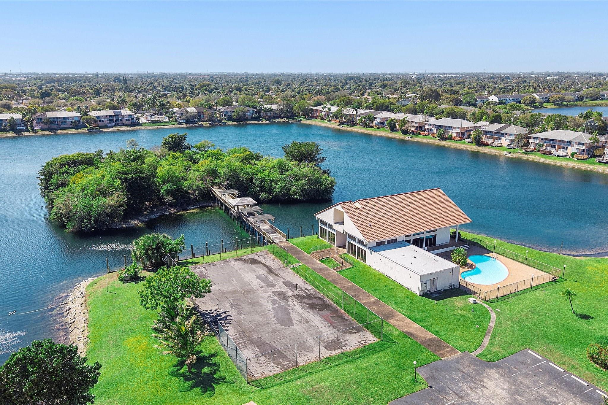 MIRA LAGO - Residential