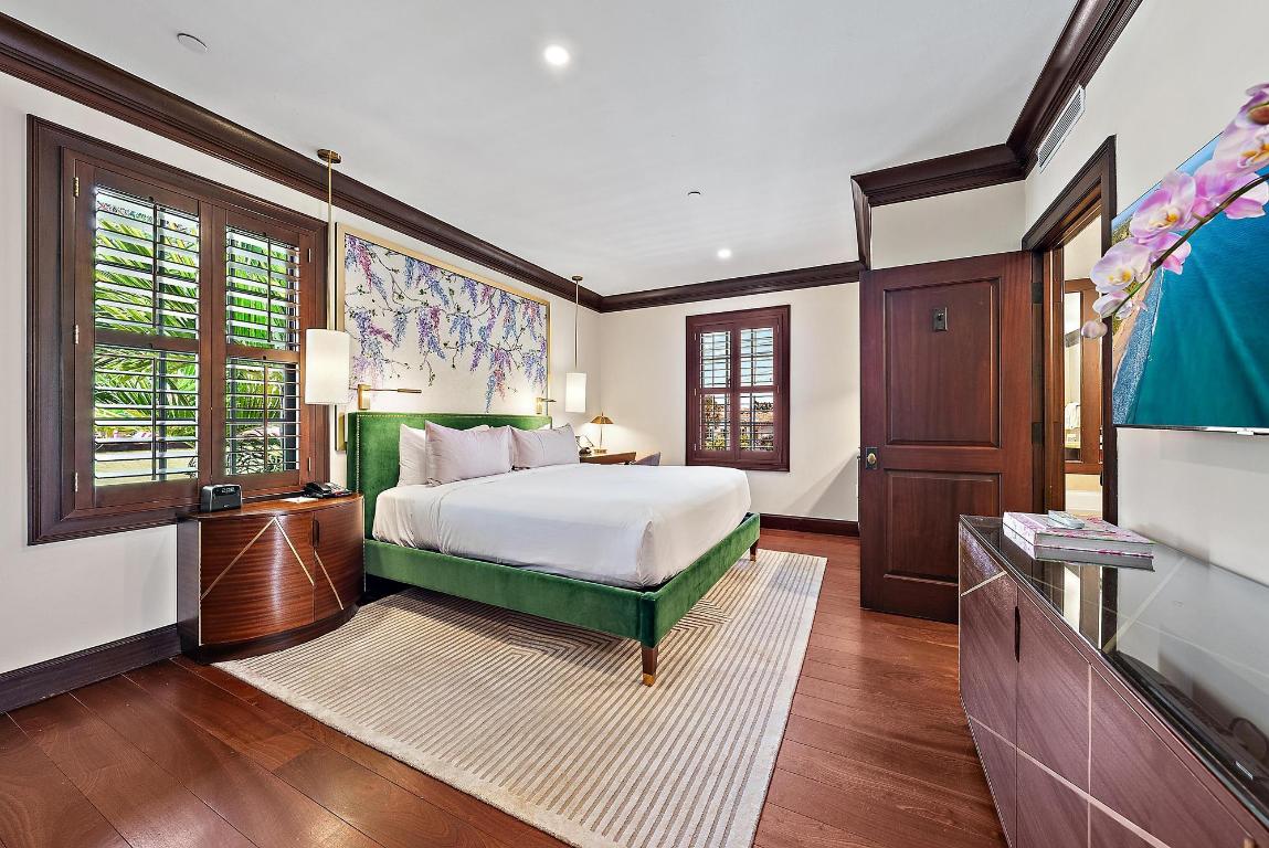 301 Australian Avenue 305