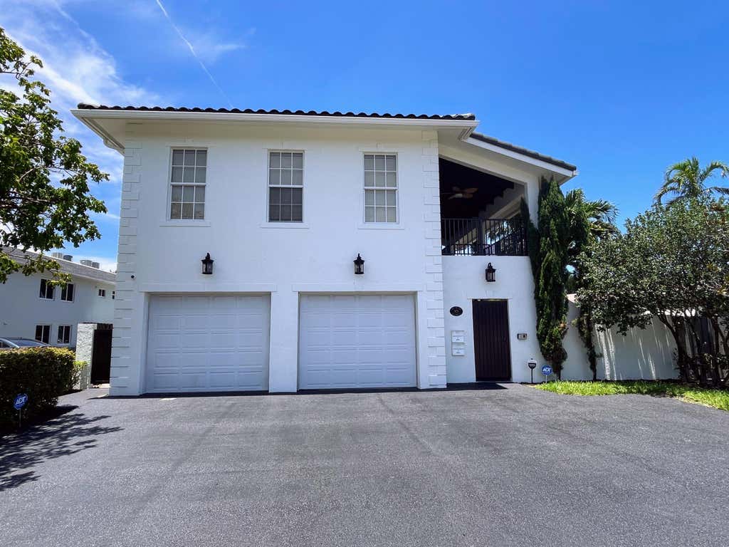 Photo of 929 NE 18th Court #1, Fort Lauderdale, FL 33305 (MLS # B26069141)