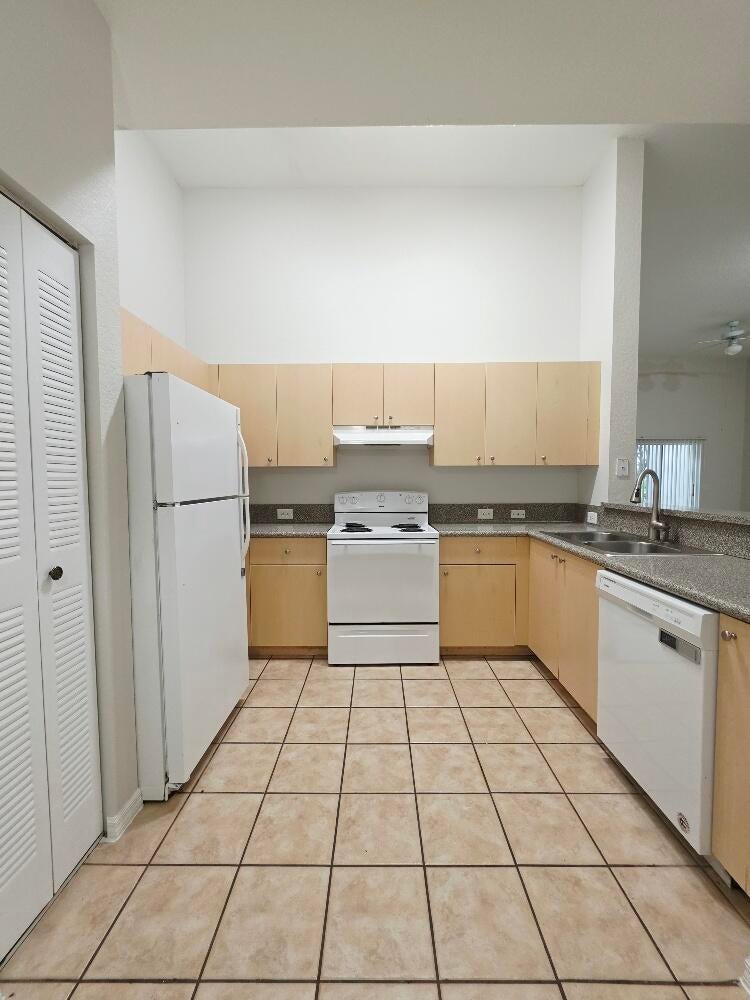 260 Crestwood Circle 102