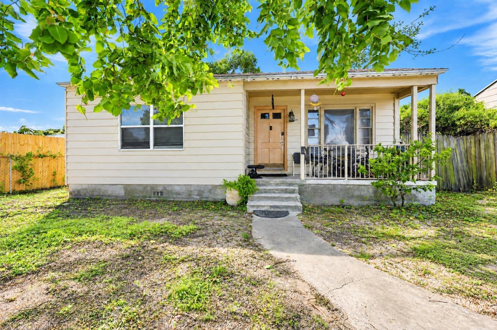 Photo of 628 58TH Street, West Palm Beach, FL 33407 (MLS # B26091200)