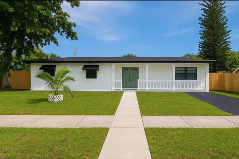 Photo of 272 NE 44th Street, Deerfield Beach, FL 33064 (MLS # B26043618)