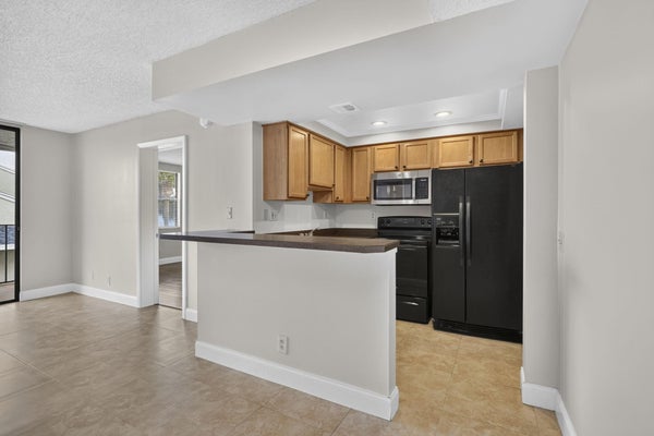 724 EXECUTIVE CENTER DR APT 36, WEST PALM BEACH, FL 33401 - Image ef4ac6bd33fc36dfb0537e7f1d95de30/1293442570