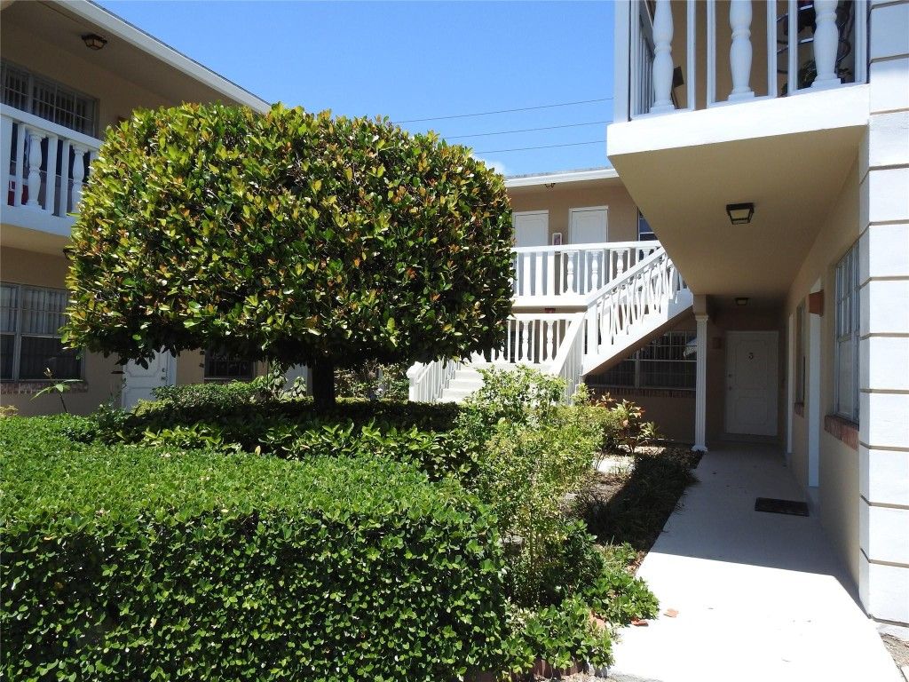 Photo of 2711 NE 49th Street #3, Fort Lauderdale, FL 33308 (MLS # F10511413)