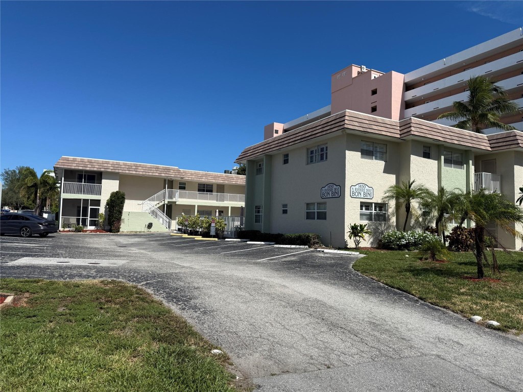 1450 N Riverside Drive 208