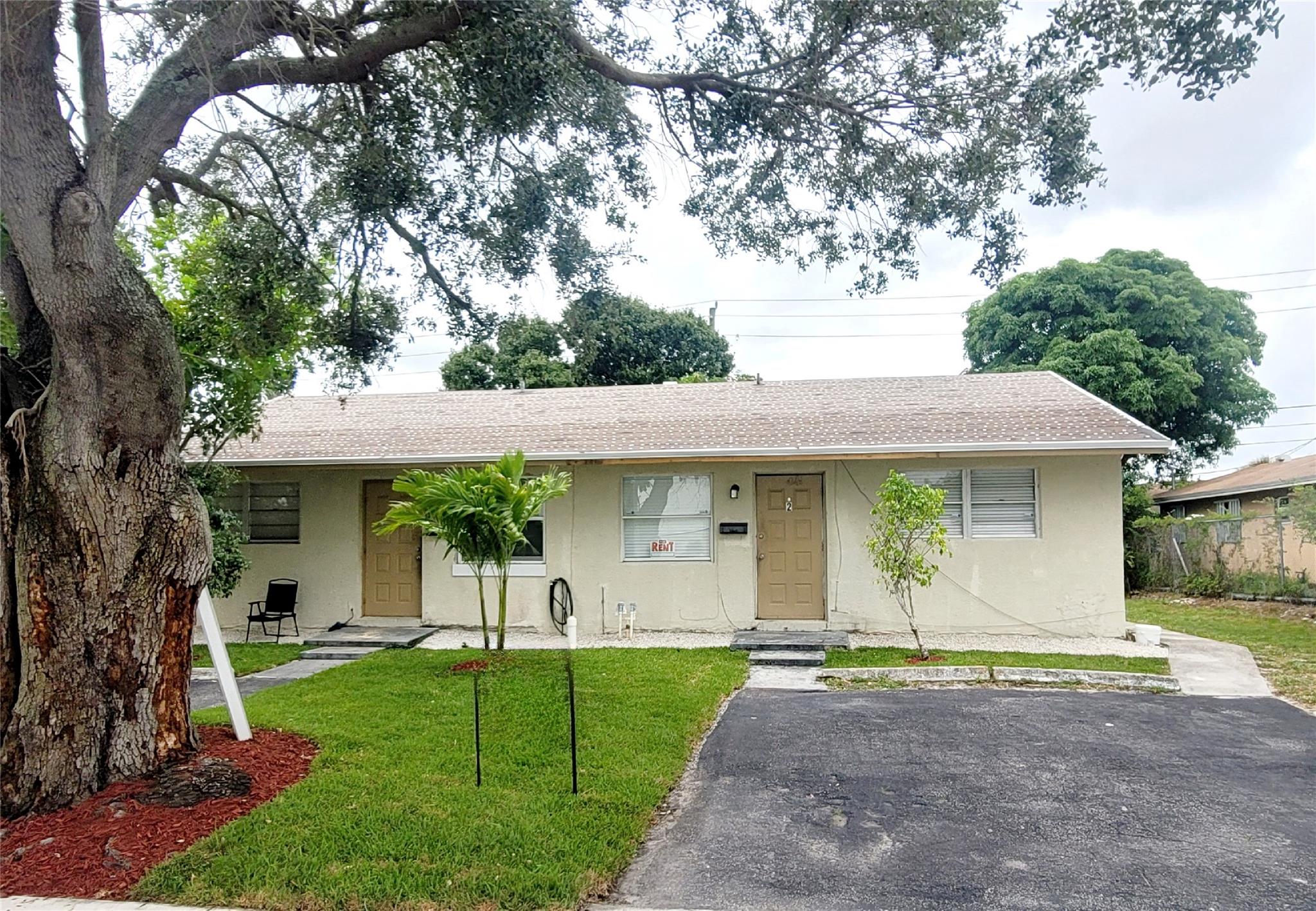 Great annual lease apartment in this update Duplex, centrally located in E Oakland Park. This unit is 2 bedrooms / 2 bathrooms, shower & tub combination. Unfurnished. Tiles throughout, freshly painted, newer cabinetry, new A/C and appliances. 2 parking spots & guest are okay. Truck, okay. Huge backyard for entertainment & relax. Up 2 Pets are allowed w/documentation. New common laundry. Building has new roof & new paint. Tenant pays water, electricity, wifi and laundry. Landlord will maintain the grounds. Very close to well know Funky Buddha brewery, cafes, restaurants downtown Oakland Park city. Good credit score, proof of income & interview is required. Fast approval. Please, do not disturb the Tenants. 24 hours notice for showing. Available on 9/15/2025. Call today​​‌​​​​‌​‌​​​‌‌​​​‌‌‌​​‌​​‌‌​​​​ !