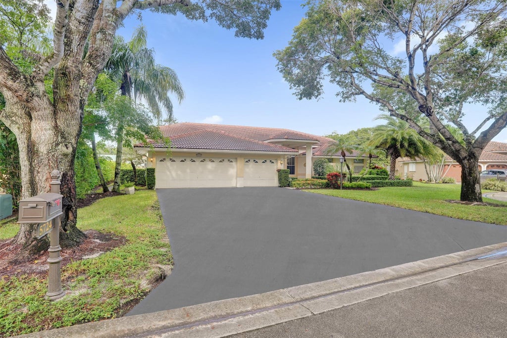 Photo of 5724 NW 100th Way, Coral Springs, FL 33076 (MLS # F10528175)