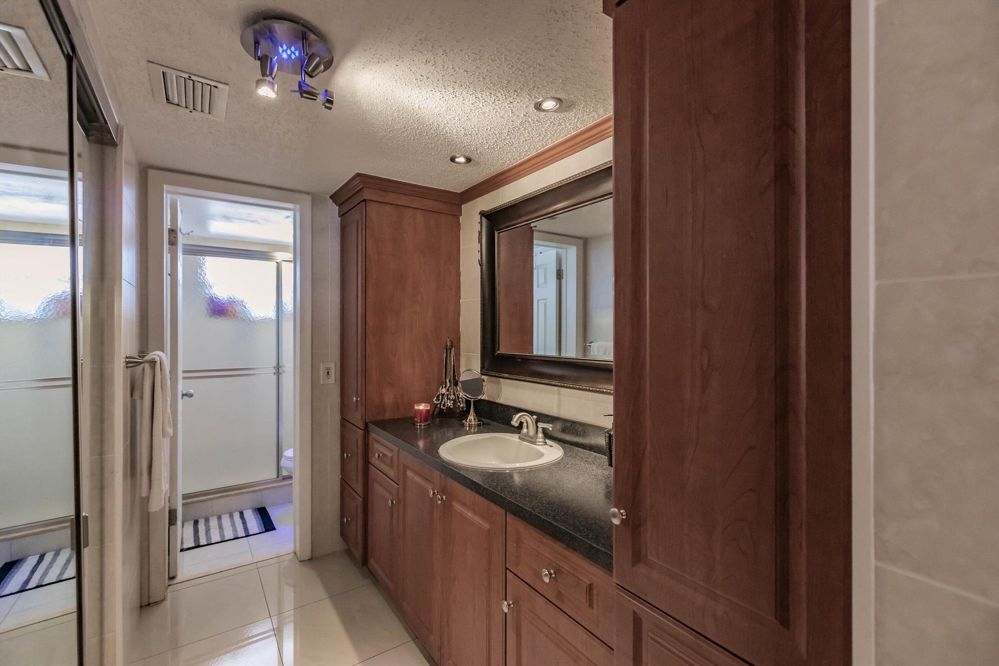 GARNET CONDO - Residential