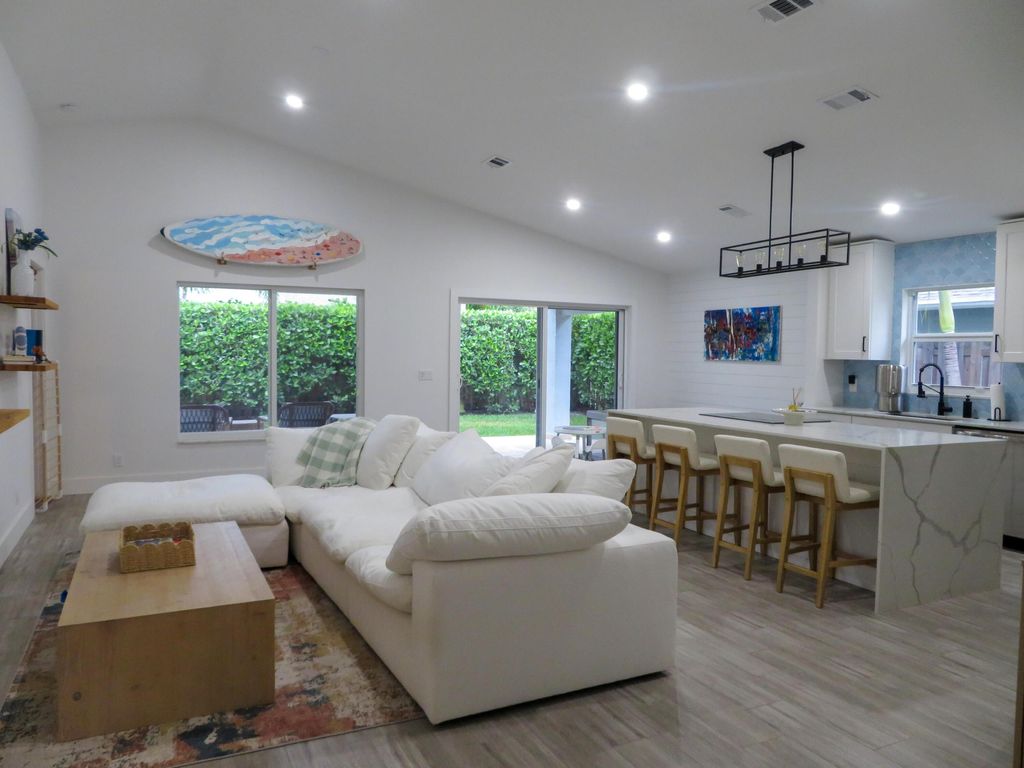 Photo of 6070 Garrett Street, Jupiter, FL 33458 (MLS # B26031596)