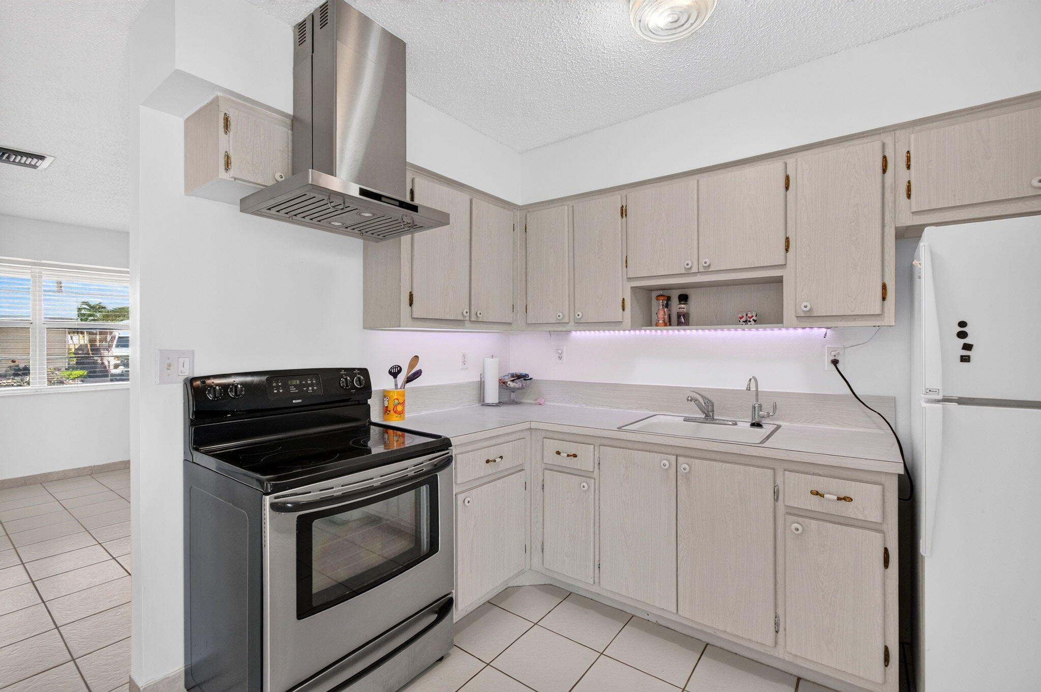 2703 Peer Lane