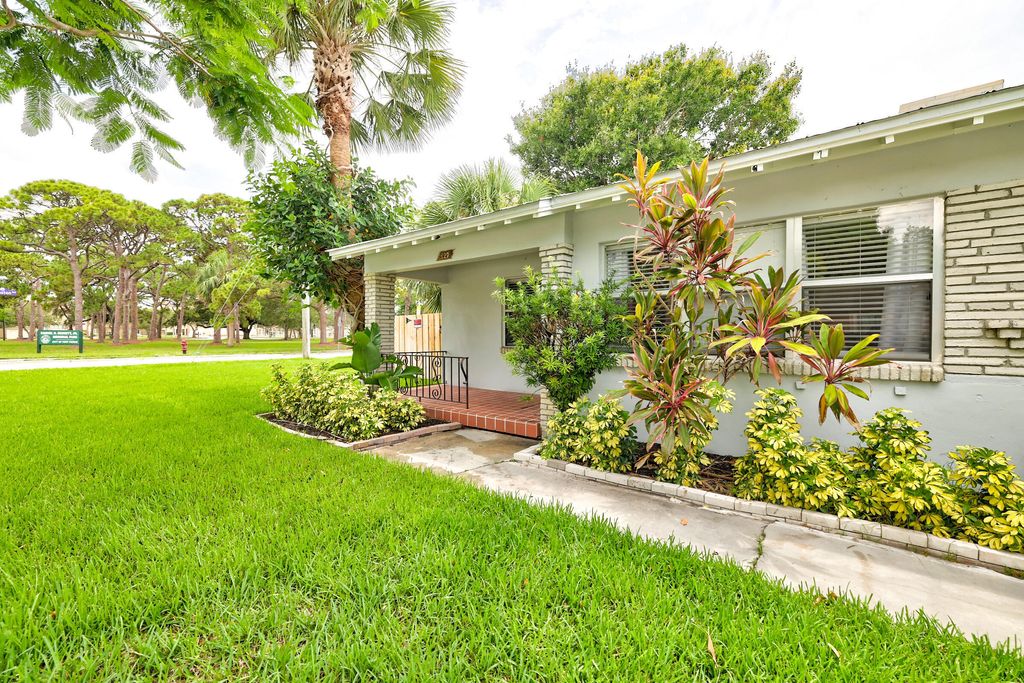 Photo of 127 S 10th Street, Fort Pierce, FL 34950 (MLS # B26004526)