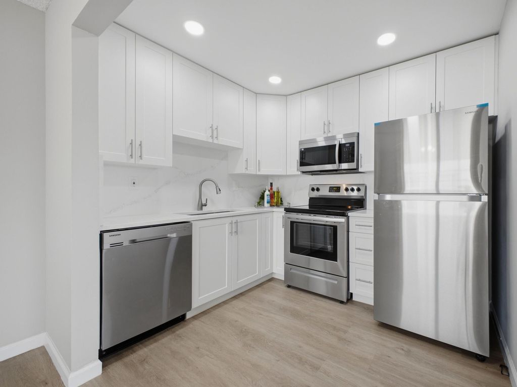 Photo of 801 Flanders Q Dr, Delray Beach, FL 33484 (MLS # B26020888)