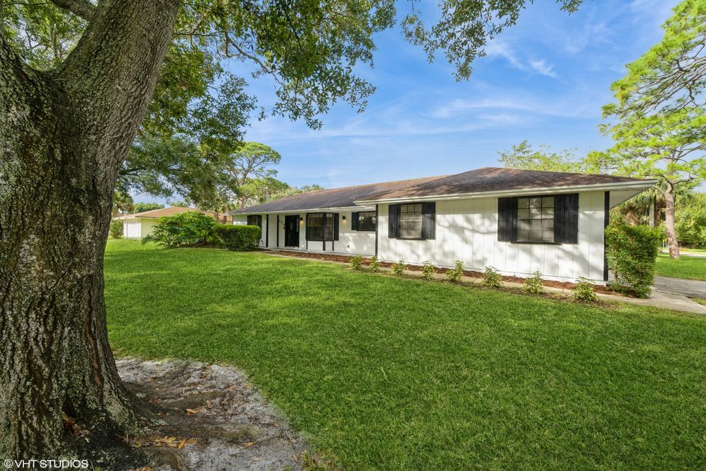 Photo of 595 11th Avenue, Vero Beach, FL 32962 (MLS # B26026703)