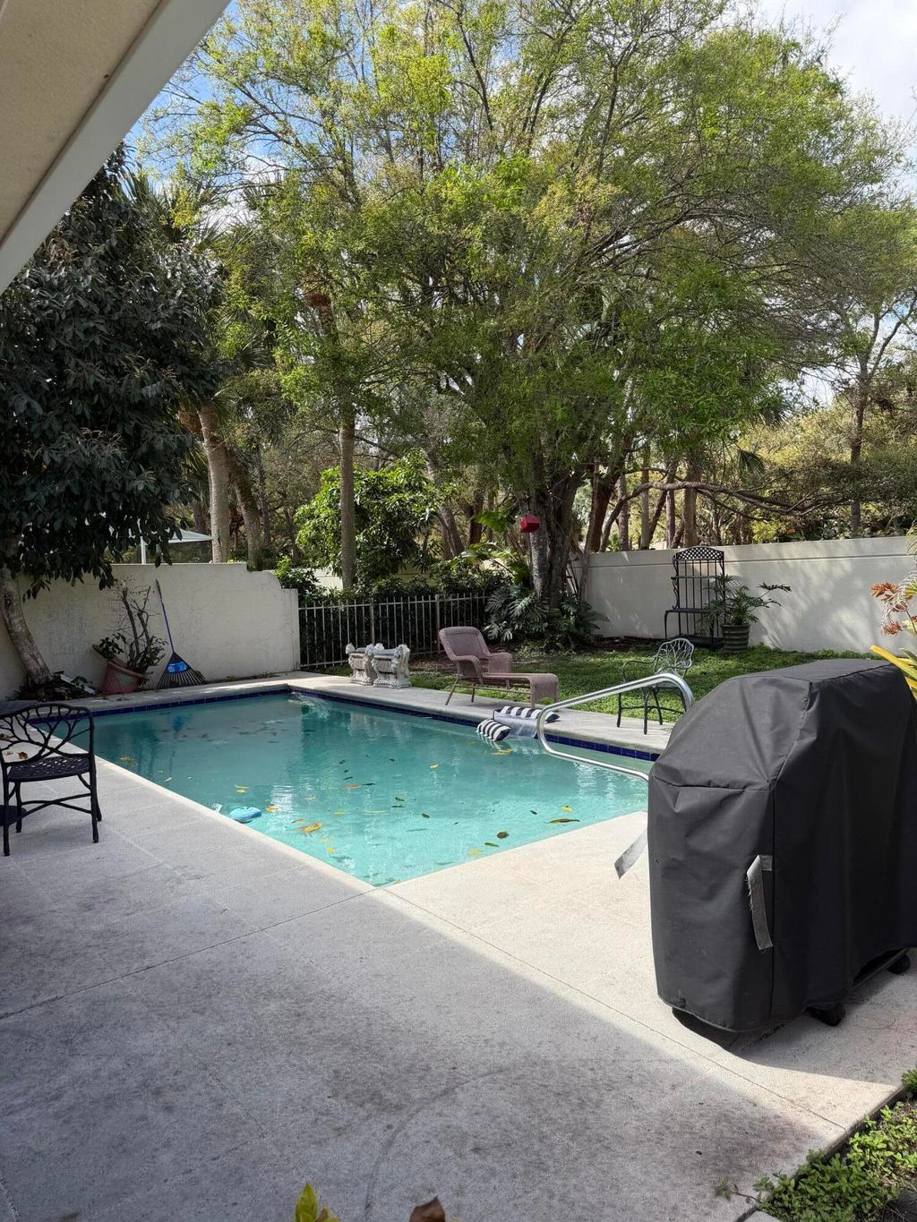 Photo of 217 E Tall Oaks Circle, Palm Beach Gardens, FL 33410 (MLS # B26000064)