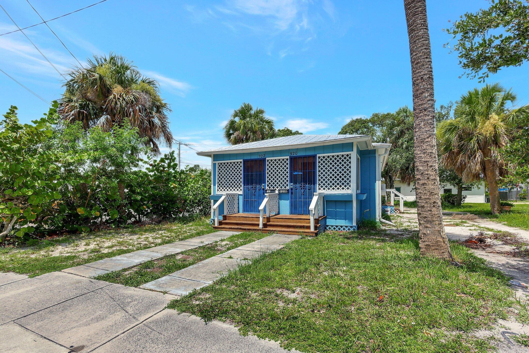 Charming 1 bedroom and 1 bathroom unit . Close to downtown Stuart Activities and shopping , dining and so much more. Landlord will allow one small pet.
