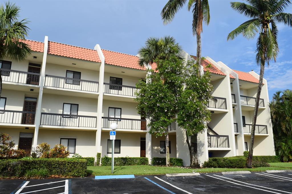 Beautiful Renovated Condo in Lands of the President Comfortable Space distribution Fully Furnished Enjoy the swimming pool, tennis courts and exercise room