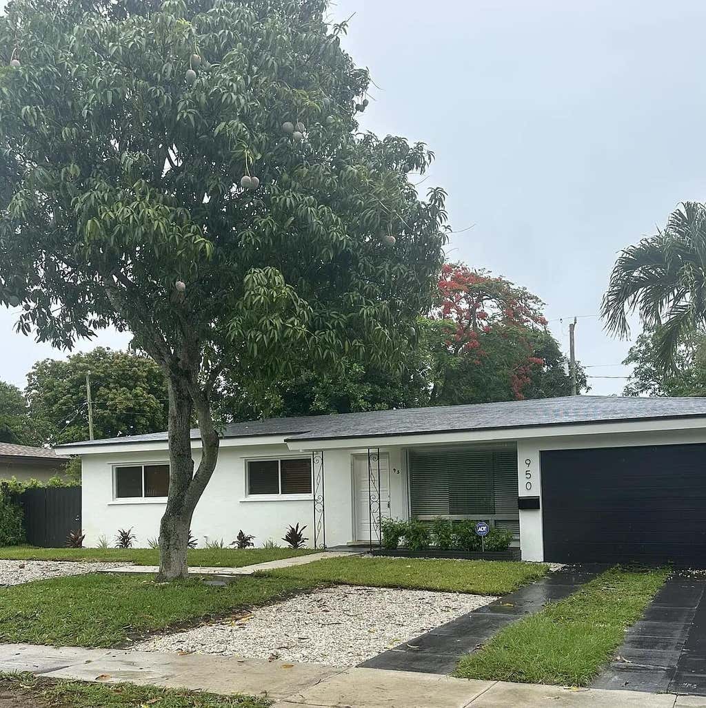 Photo of 950 E Dayton Circle, Fort Lauderdale, FL 33312 (MLS # B26036150)