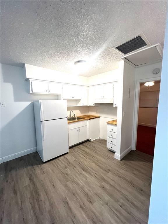 One bed one bath located in a fantastic location East Fort Lauderdale. Unit is in a quiet complex with washer and dryer in common area, nice garden and close to major highways, beaches, airport Las Olas, and downtown Fort Lauderdale. Rapid approval.