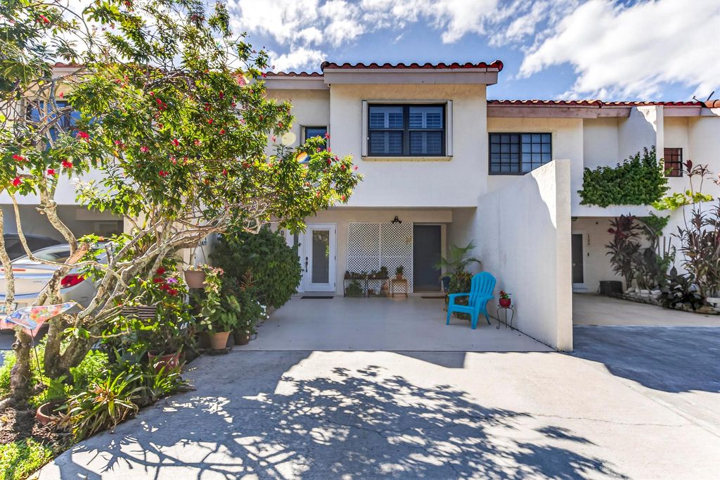 Photo of 112 NW 45th Avenue, Deerfield Beach, FL 33442 (MLS # R11132550)
