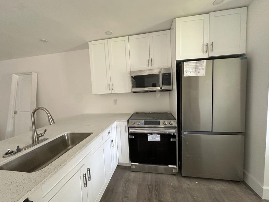 Housing Voucher Landlord Vendor - Beautiful apartment with 4 bedrooms and 2 bathrooms. Large master bedroom, amazing open kitchen, in-unit laundry room, all new modern appliances, new AC units, 2 parking spaces. Location near I-95, major highways, 10 minutes from Oleta River Park, 15 minutes from Sunny Isles beaches and Haulover Beach Park. Neighborhood with lots of fun, restaurants, shopping plazas.Precioso apartamento de 4 habitaciones y 2 baños. Amplia habitación principal, increíble cocina abierta, cuarto de lavado en la unidad, todos los electrodomésticos modernos nuevos, unidades de aire acondicionado nuevas, 2 espacios de estacionamiento. Ubicación cerca de la I-95, las principales autopistas, a 10 minutos de Oleta River Park, a 15 minutos de la playa.