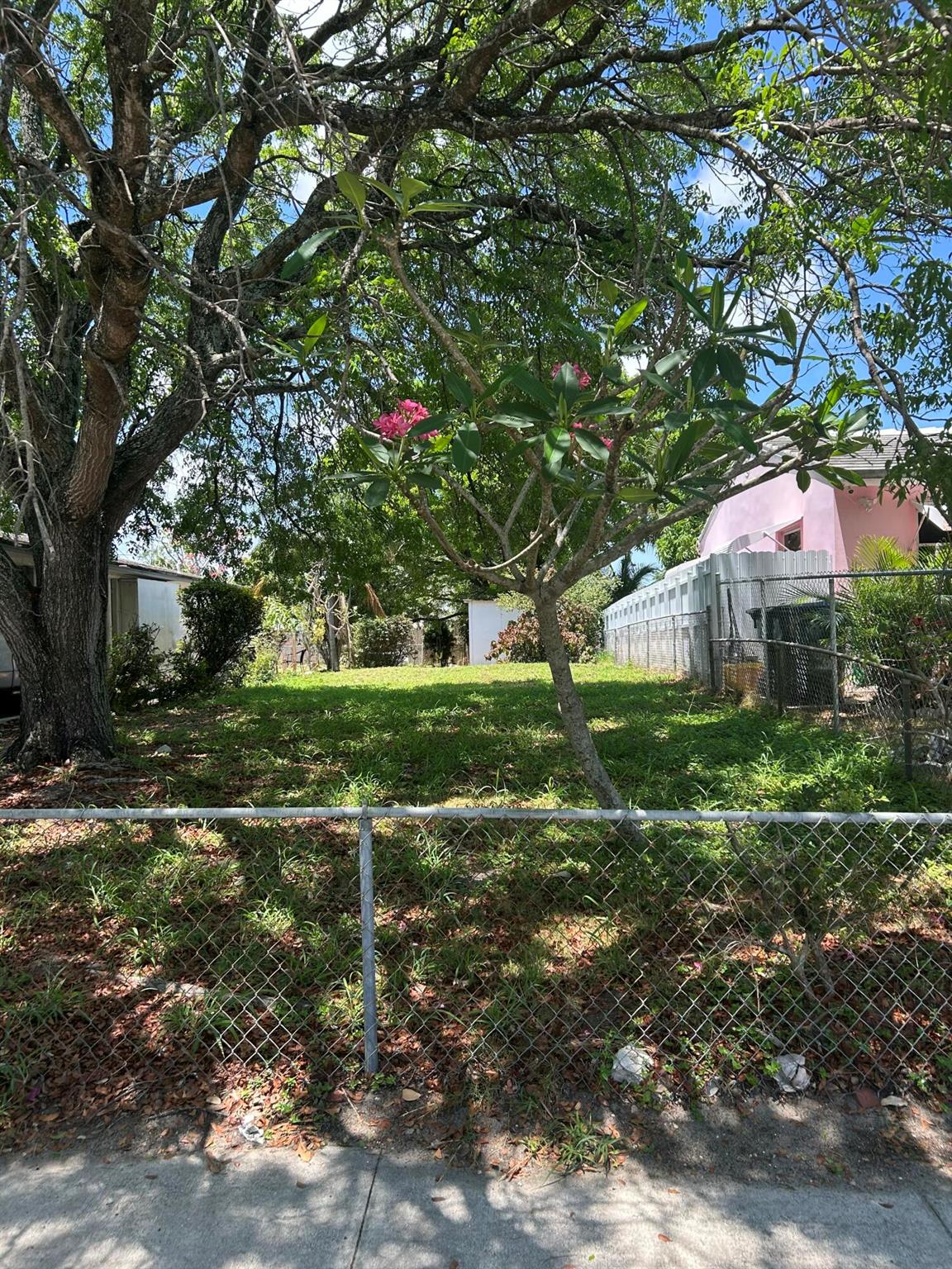 Beautiful lot ready to be built! Perfect location, close to beaches, restaurants, shopping and I95.