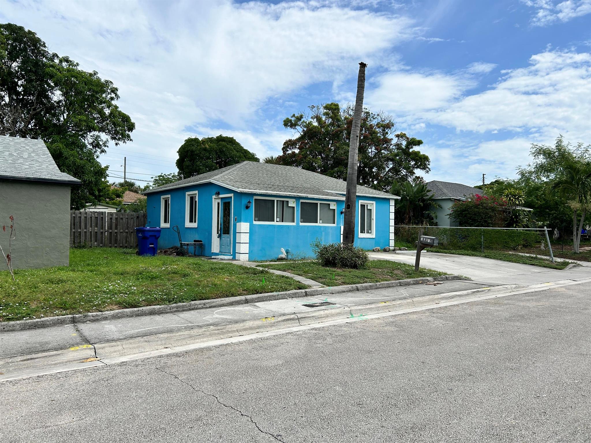 View photos, virtual tours, details... 840 W 2nd Street