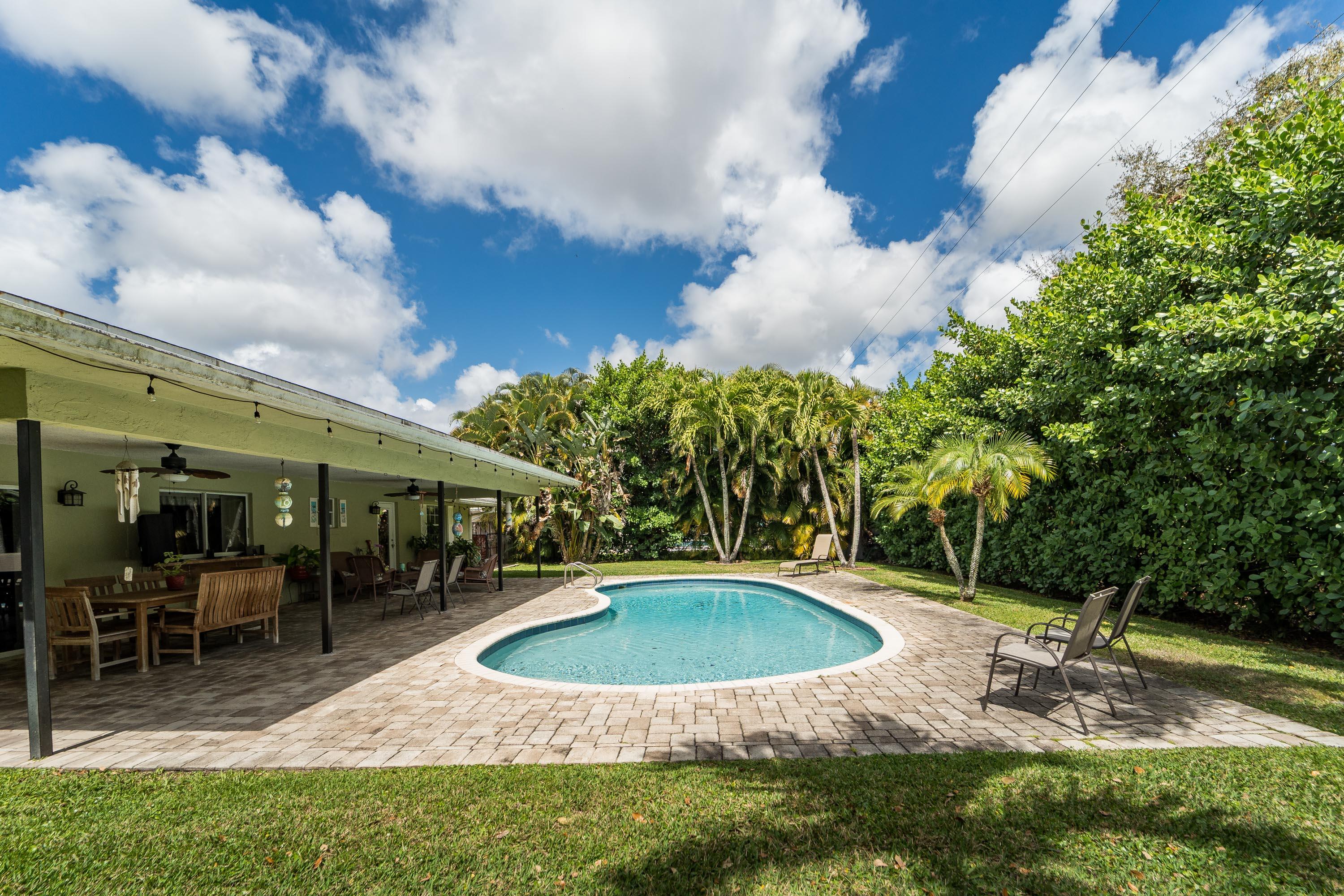 PALM BEACH NATL GOLF AND COUNTRY CLUB ESTATES 1 - Residential