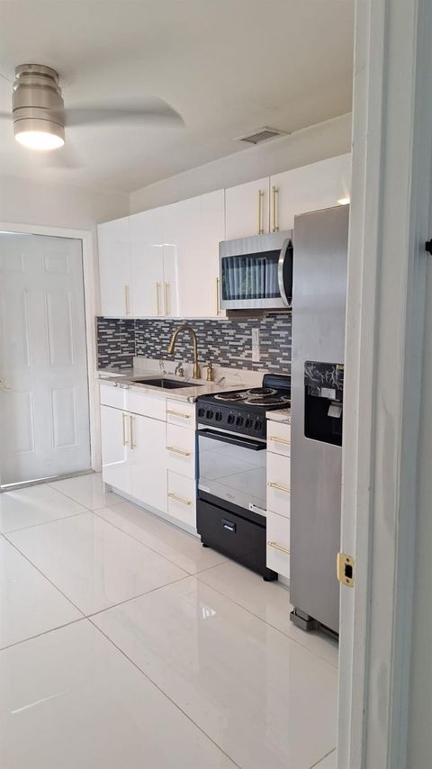 881 NW 23rd Ter Pompano Beach FL 33069
