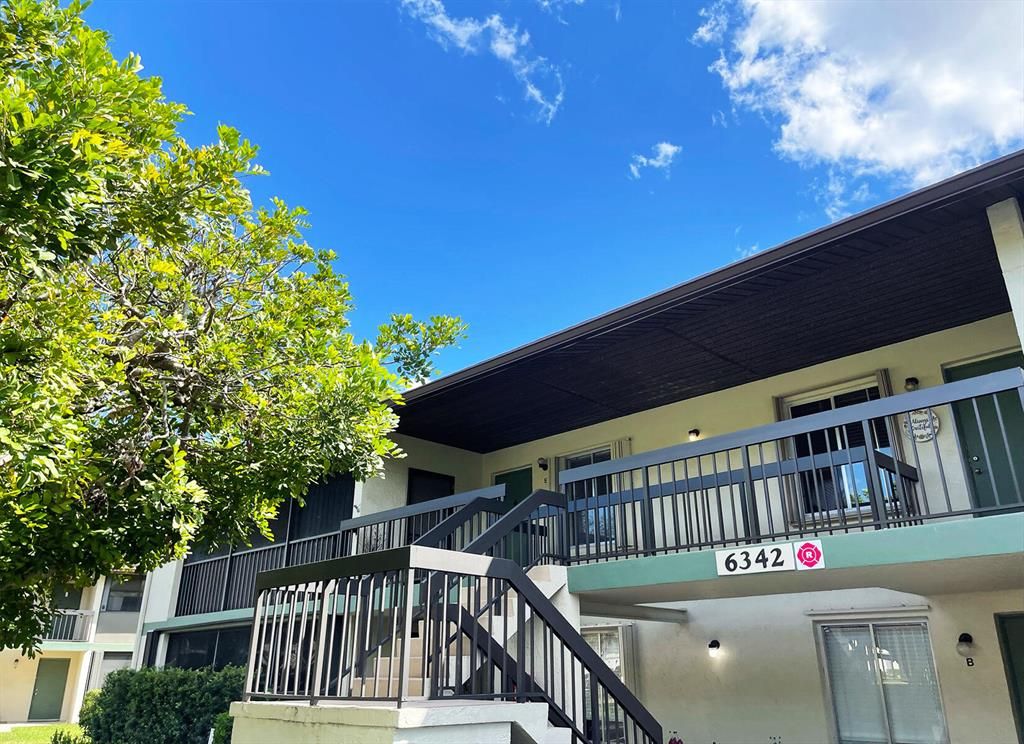 Photo of 6342 Chasewood Drive E #E, Jupiter, FL 33458 (MLS # R10749208)