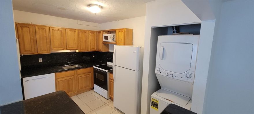 Large 1/1 with walk in closet, washer dryer and impact windows. Ideally located near downtown Fort Lauderdale. Walking distance to Hardy Park. 2 parking spots-tandem. Tropical setting with lots of​​‌​​​​‌​‌​​​‌‌​​​‌‌‌​​‌​​‌‌​​​​ landscaping.