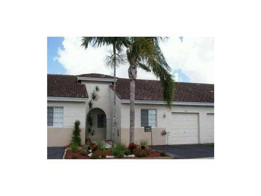 GATED RARELY AVAILABLE SHARP 2 BDRM, 1  CAR GARAGE IN VILLAGES OF RENAISSANCE WITH BEAUTIFUL LAKEVIEW. FULL SIZE WASHER AND DRYER. MOVE IN READY WITH  VAULTED CEILINGS AND COMMUNITY POOL. SHOW AND RENT THIS BEAUTY.