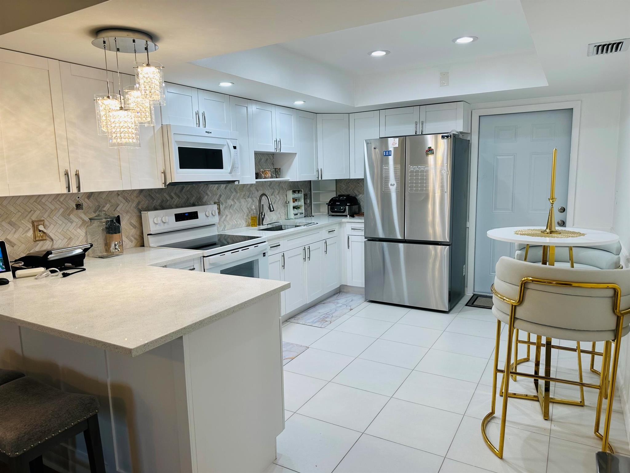 PLANTATION VILLAGE UNREC - Residential Lease