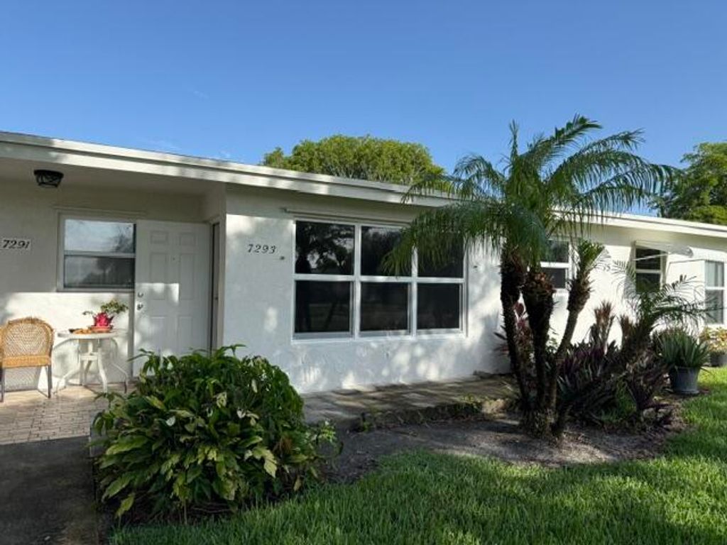 Photo of 7293 W Oakridge Circle, Lake Worth, FL 33462 (MLS # B26049075)