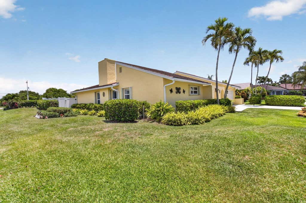 Photo of 2305 SW 23rd Cranbrook Drive, Boynton Beach, FL 33436 (MLS # B26036073)