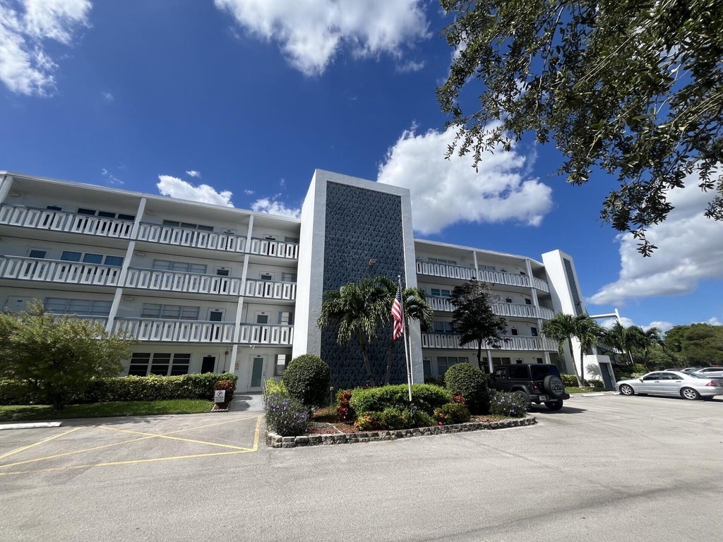 Photo of 4006 FARNHAM N #4006, Deerfield Beach, FL 33442 (MLS # B26091620)