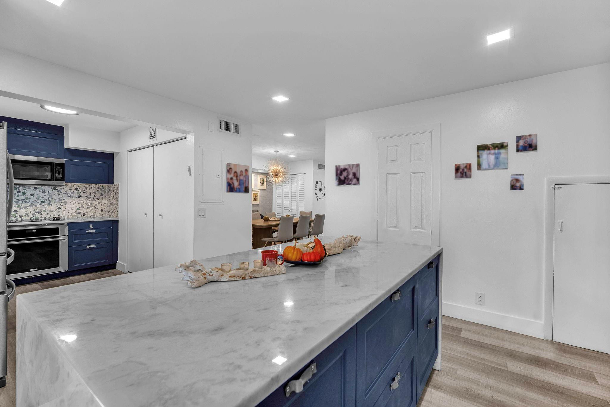 Family Twnhs Of The Lakes - Residential