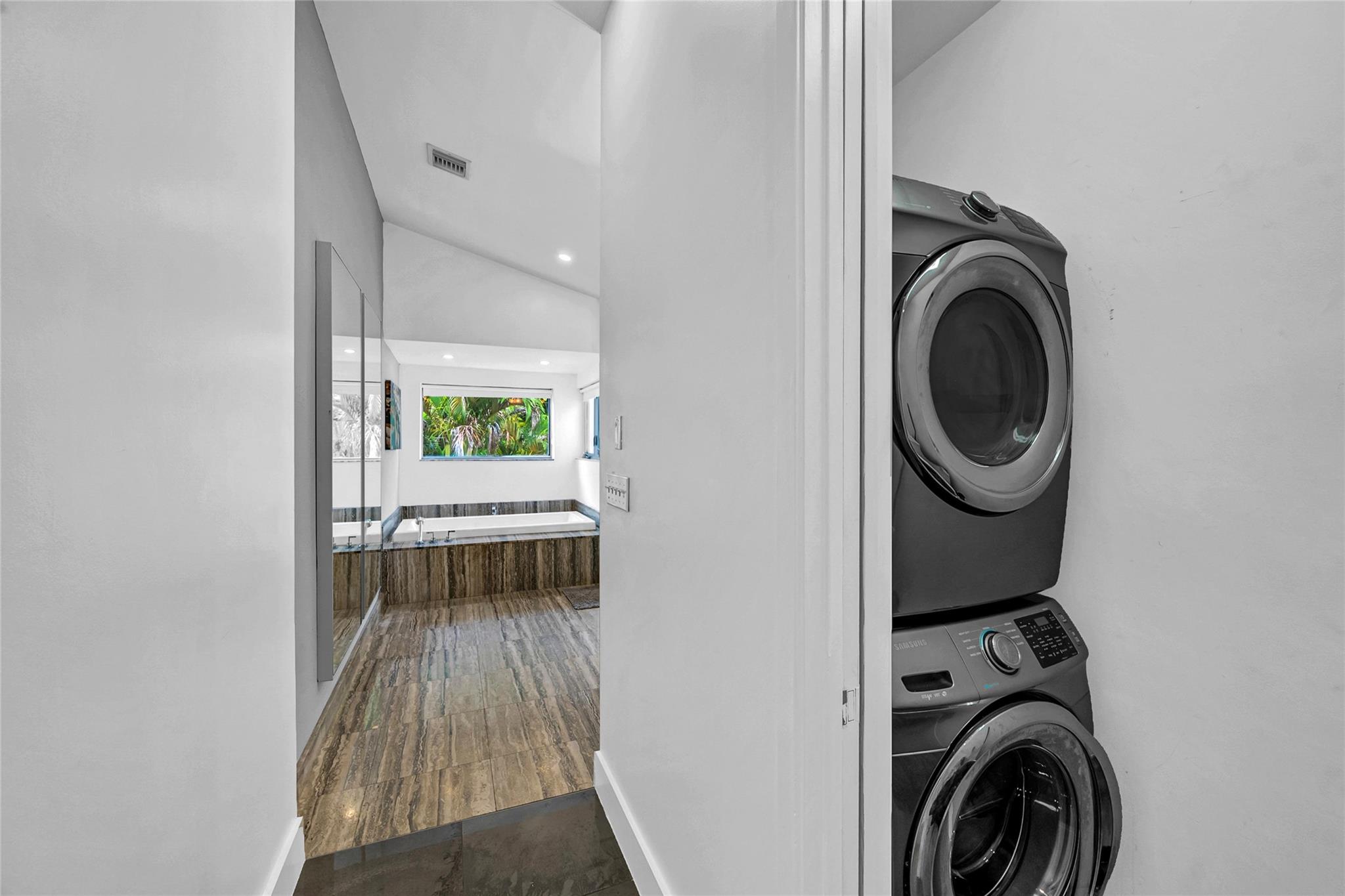 Las Olas Park Corr 6-12 B - Residential Lease