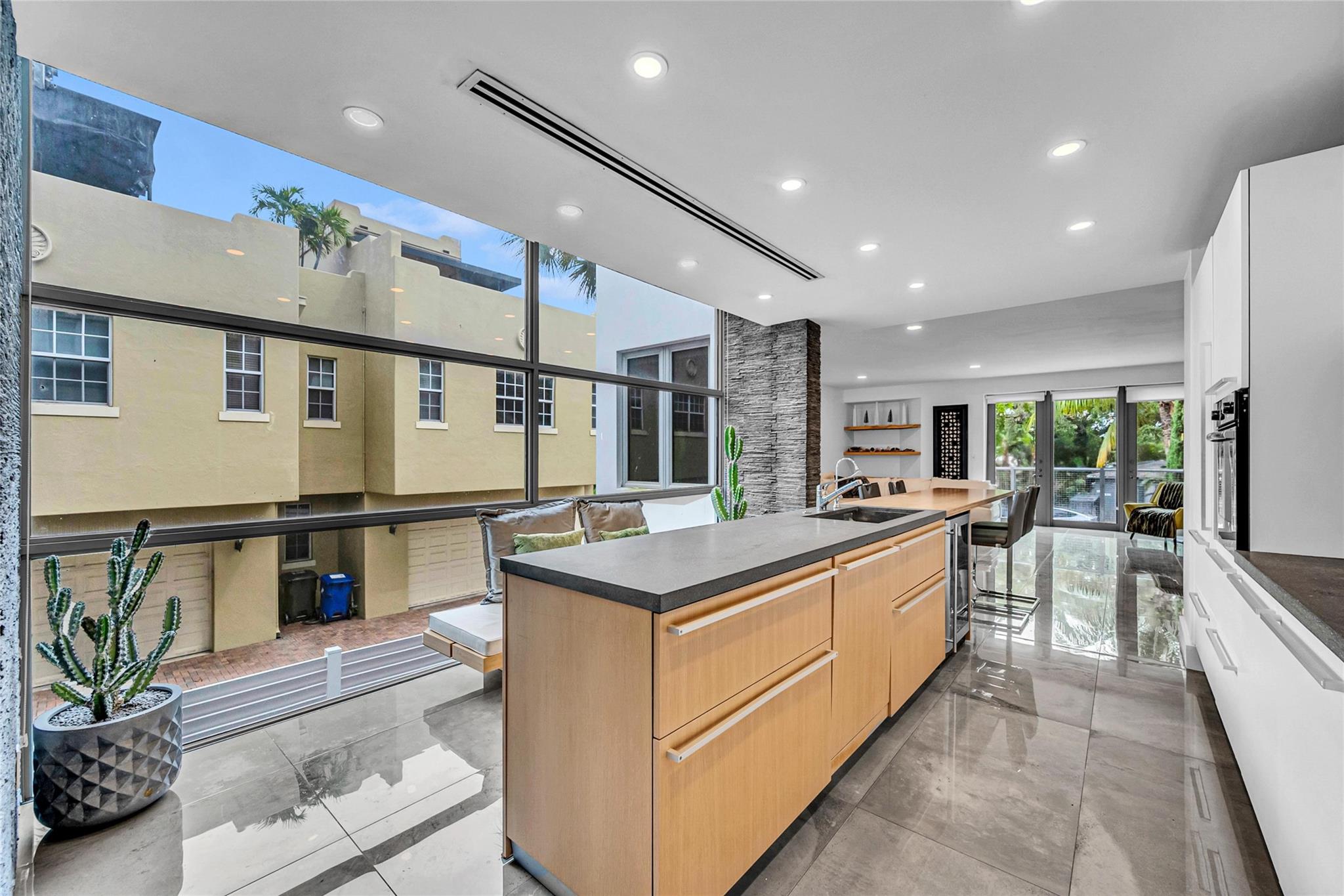 Las Olas Park Corr 6-12 B - Residential Lease